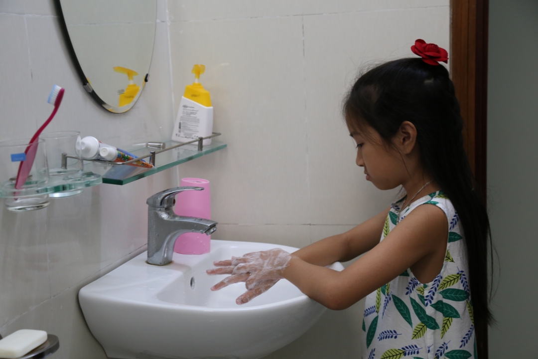 Rửa tay đúng cách để tránh nhiễm bệnh và lây lan vi khuẩn. Ảnh: Đình Thi