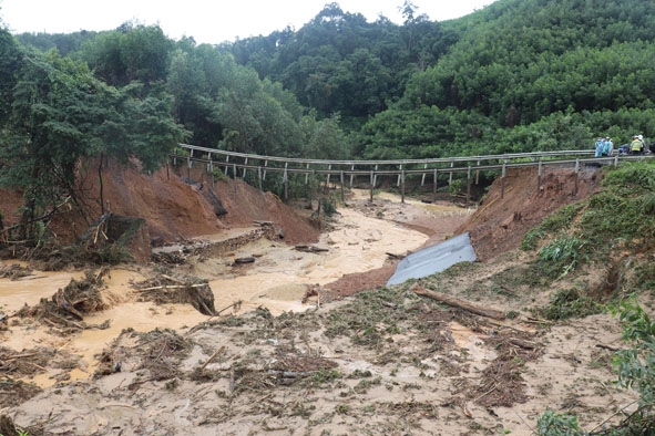 Quốc lộ 26 (đoạn qua đèo M’Drắk) bị sụt lún, đứt đoạn trong đợt mưa lũ cuối năm 2020.  Ảnh: Hoàng Tuyết