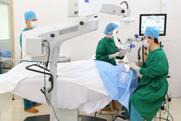 Phẫu thuật cho bệnh nhân mắc bệnh cườm nước tại Bệnh viện Mắt Đắk Lắk. Ảnh: Đình Thi