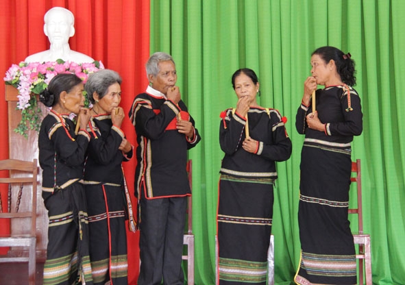 Thành viên CLB Văn hóa dân gian buôn Kdun biểu diễn đing tuk trong Lễ ra mắt các CLB văn hóa dân gian xã Cư Êbur. 