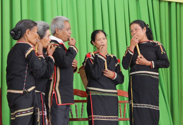Bà H'Ngoc Niê (bìa phải) cùng các thành viên CLB Văn hóa dân gian buôn Kdun biểu diễn Đinh tuk. 