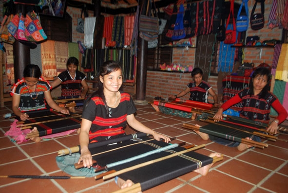  Các  thiếu nữ  của  làng nghề  ở Hội An  dệt lụa. 