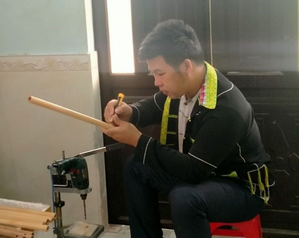  Hoàng Văn Bảo  đang chế tác  sáo trúc.  