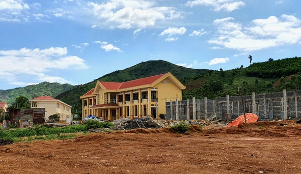 Điểm trường thôn Ea Lang Trường THCS Cư Pui (xã Cư Pui, huyện Krông Bông) đang được xây dựng để đón nhận học sinh dân tộc Mông khối lớp 8 và lớp 9 trong năm học mới 2021 - 2022. Ảnh: Tùng Lâm