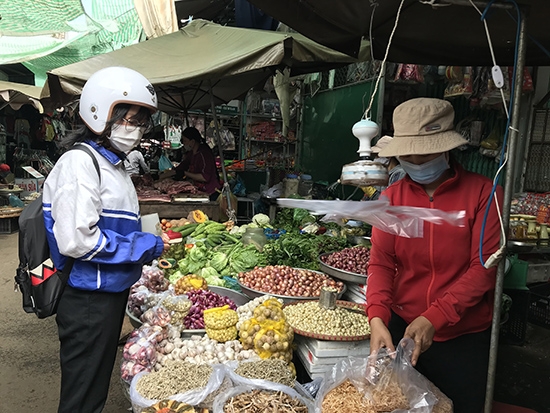 Người dân mua hàng tại chợ thị trấn Quảng Phú, huyện Cư M'gar
