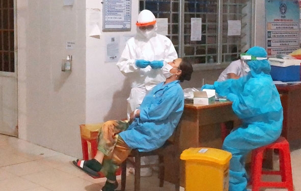 Cán bộ Trung tâm Kiểm soát bệnh tật tỉnh lấy mẫu xét nghiệm SARS-CoV-2 đối với bệnh nhân và người nhà chăm bệnh tại Trung tâm Y tế huyện Lắk.