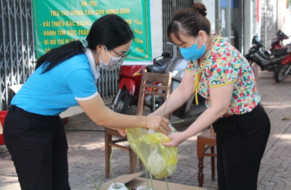 Phụ nữ phường Thắng Lợi (TP. Buôn Ma Thuột) hỗ trợ tiêu thụ nông sản cho nông dân.  