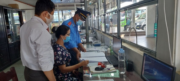 Lực lượng Thanh tra Sở Giao thông vận tải kiểm tra sổ ghi chép lịch trình xe xuất bến  tại Bến xe liên tỉnh Đắk Lắk.