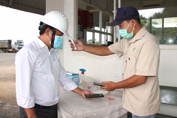 Nhân viên Chi nhánh Công ty Cổ phần Chăn nuôi CP Việt Nam tại huyện Ea Kar thực hiện các bước phòng chống  dịch COVID-19 đối với từng người vào nhà máy.  