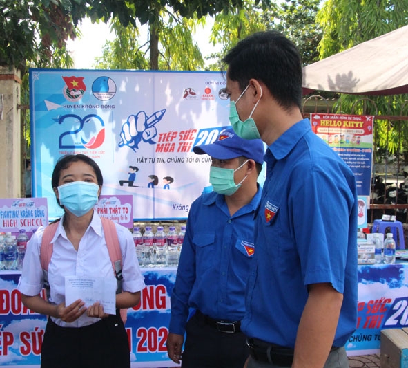 Thường trực Tỉnh Đoàn thăm hỏi thí sinh khó khăn tại huyện Krông Bông.