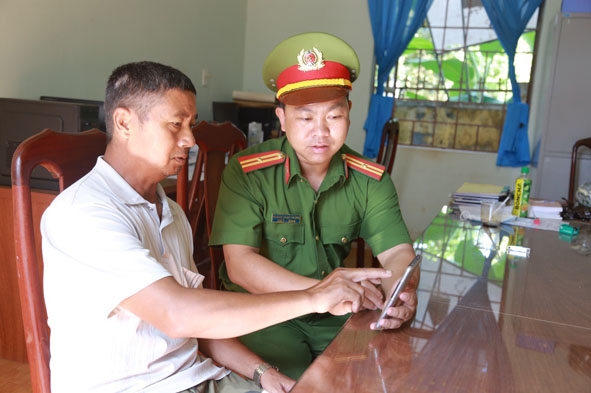 Người dân huyện Cư Kuin được lực lượng công an hướng dẫn cài đặt zalo an ninh trên điện thoại.