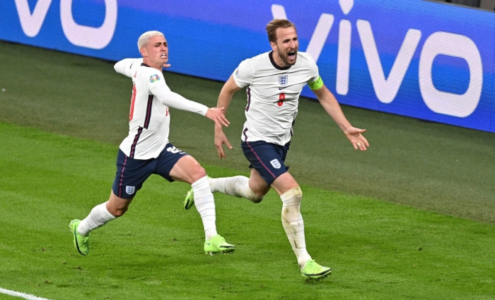 Harry Kane vui mừng sau bàn thắng gỡ hòa 1-1 cho tuyển Anh.