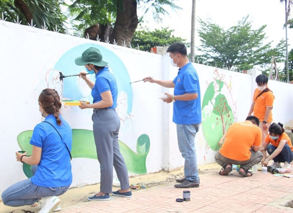 Những hình ảnh mang thông điệp bảo vệ môi trường được vẽ trên các bức tường ở thị trấn Quảng Phú  (huyện Cư M'gar).