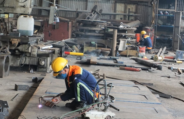 Công nhân làm việc tại một công ty trong Khu Công nghiệp Hòa Phú (TP. Buôn Ma Thuột). 