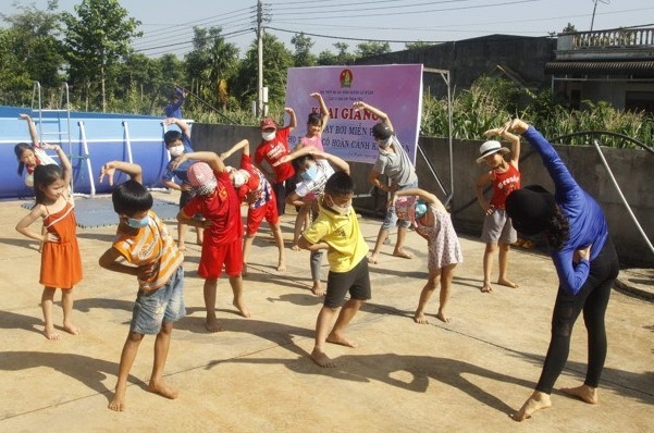 Hoạt động hè dạy bơi miễn phí cho trẻ em có hoàn cảnh khó khăn tại huyện Cư Mgar. (Ảnh minh họa)