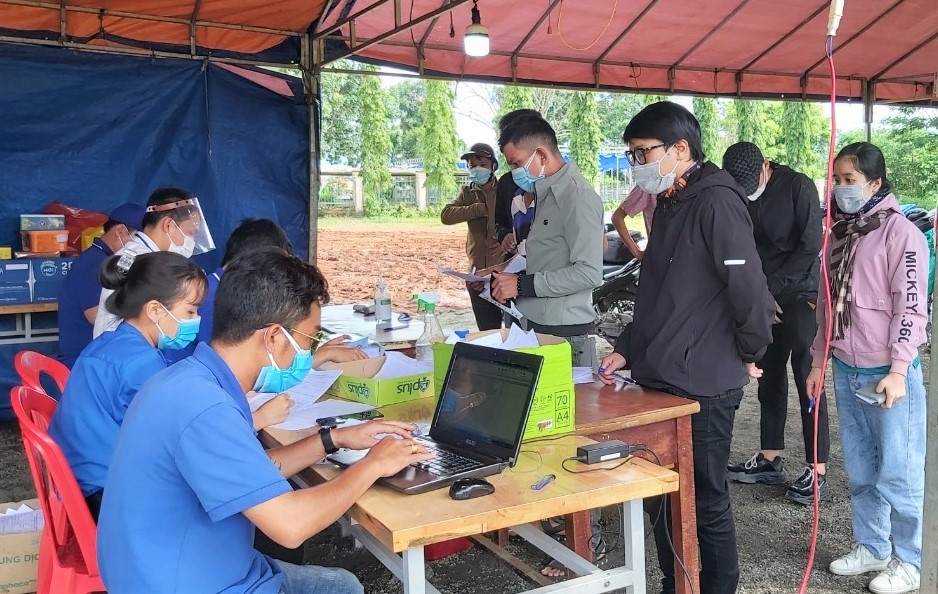 Người dân từ TP. Hồ Chí Minh về Đắk Lắk thực hiện khai báo y tế tại Chốt kiểm soát dịch COVID-19 trên quốc lộ 14 (thuộc xã Hòa Phú, TP. Buôn Ma Thuột).
