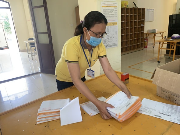 Nhân viên Bưu điện huyện Lắk quét mã vận đơn để phân cho các tuyến phát.