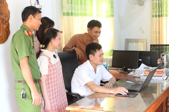 Lãnh đạo cấp ủy cùng cán bộ, công chức xã Ea Bung, huyện Ea Súp trao đổi về ứng dụng công nghệ trong công việc. 