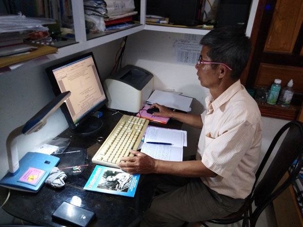 Mỗi tối, Bí thư Chi bộ thôn 1, xã Hòa Sơn (huyện Krông Bông) Nguyễn Văn Phước dành thời gian tra cứu thông tin trên mạng Internet.    