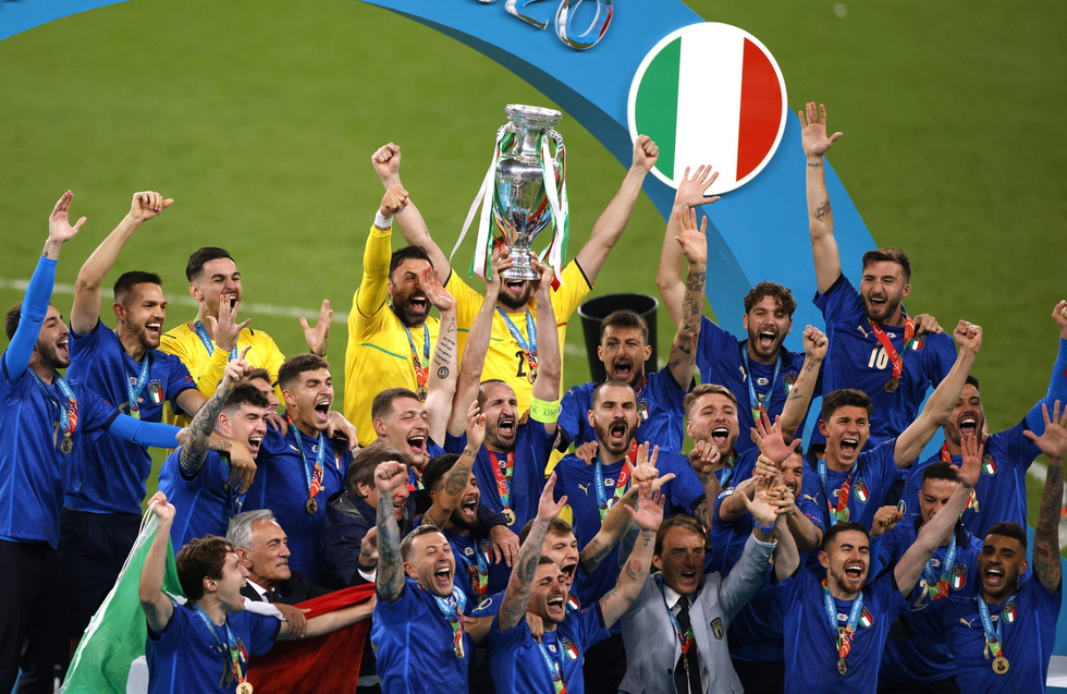 Tuyển Ý nâng cao chiếc cúp Vô địch Euro 2020. 