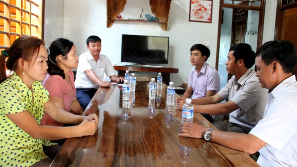 Cán bộ Ban Tổ chức Huyện ủy Ea Súp rà soát, nắm tình hình công tác phát triển đảng viên tại các chi bộ trên địa bàn xã Cư Kbang (ảnh chụp trước ngày 27-4) .    Ảnh: Nguyễn Xuân