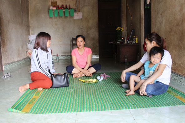 Cán bộ Hội LHPN thị xã Buôn Hồ đến thăm, chia sẻ với gia đình hội viên đơn thân. 