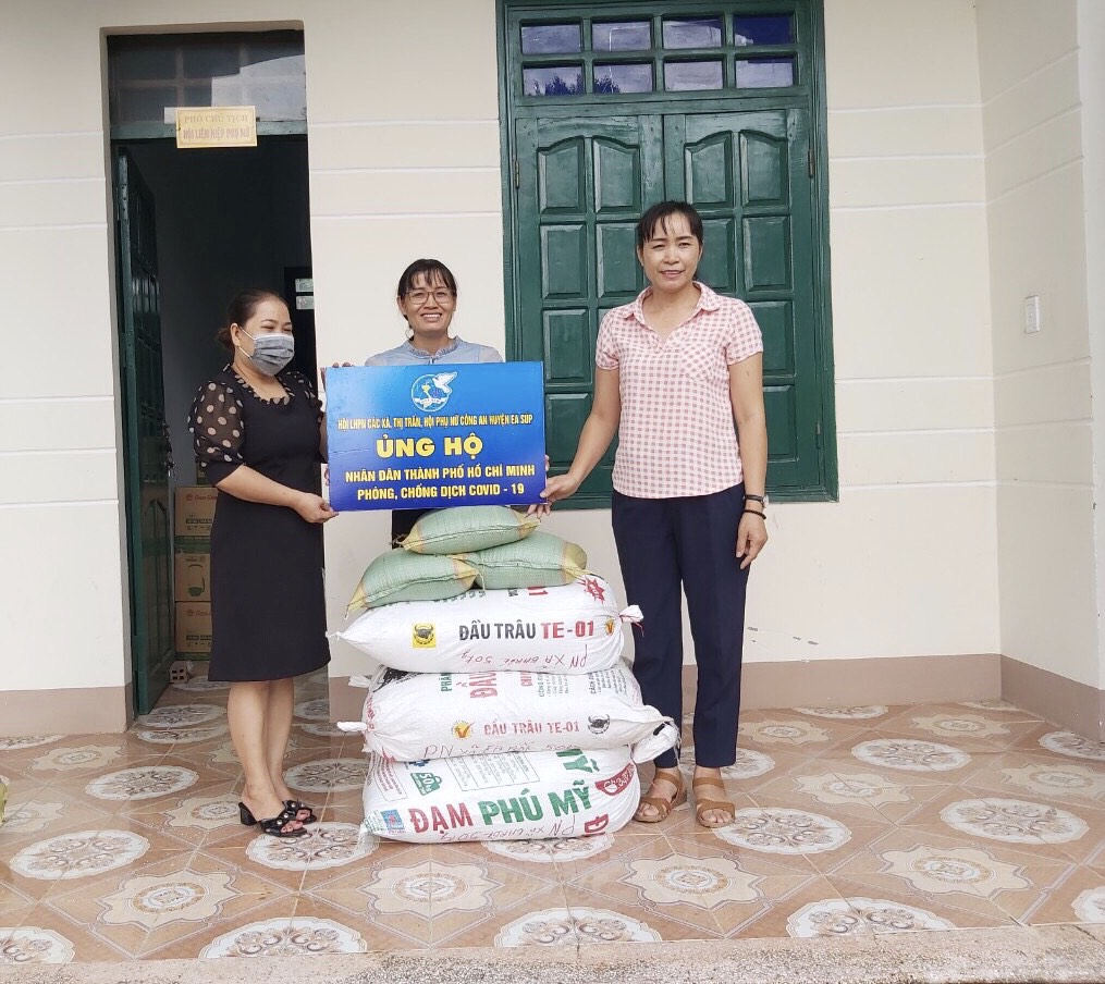 Hội Liên hiệp Phụ nữ huyện Ea Súp tiếp nhận gạo từ các cấp hội gửi tặng người dân TP. Hồ Chí Minh