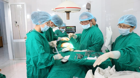 Bác sĩ Bùi Nam Ơn (thứ hai từ phải sang)  cùng đồng nghiệp thực hiện ca mổ cấp cứu cho bệnh nhân.