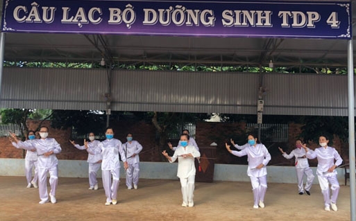 Câu lạc bộ “Liên thế hệ tự giúp nhau” khối 4, thị trấn Quảng Phú huyện Cư M'gar tập dưỡng sinh nâng cao sức khoẻ.