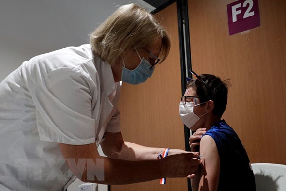 Nhân viên y tế tiêm vắc xin ngừa COVID-19 cho người dân tại Paris, Pháp ngày 23-6-2021. 