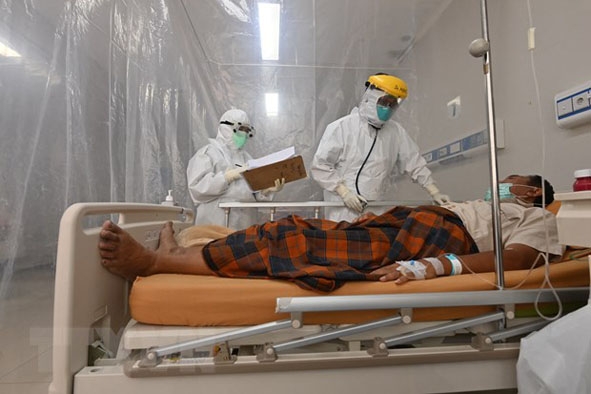 Bệnh nhân COVID-19 được điều trị tại một bệnh viện ở Bogor, Indonesia.