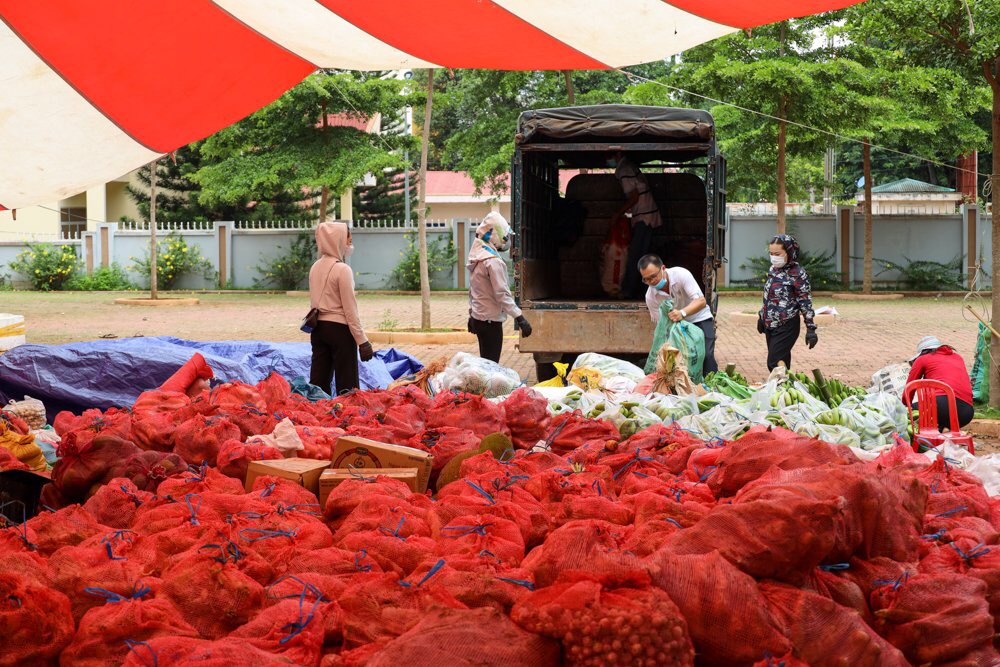 Những ngày này, người dân tỉnh Đắk Lắk ủng hộ rau, củ quả, thực phẩm thiết yếu gửi cho . Ảnh: Hoàng Gia 