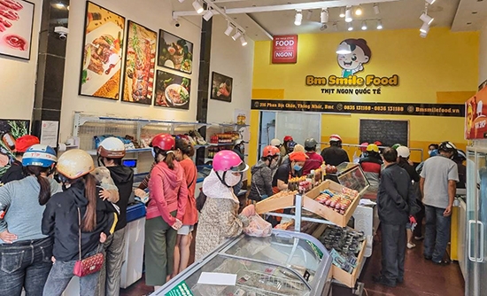 Cửa hàng kinh doanh thực phẩm Nụ cười Ban Mê trong sáng 18-7 cũng đón lượt khách tăng đột biến