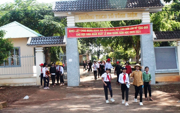 Hệ thống trường học ở xã Ea Drông được đầu tư xây dựng khang trang phục vụ cho nhu cầu học tập  của con em địa phương.   