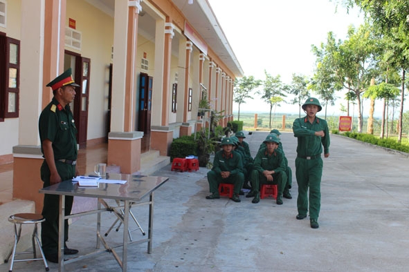 Các chiến sĩ Đại đội 2 (Ban Chỉ huy Quân sự huyện Ea Súp) kiểm tra điều lệnh đội ngũ.  