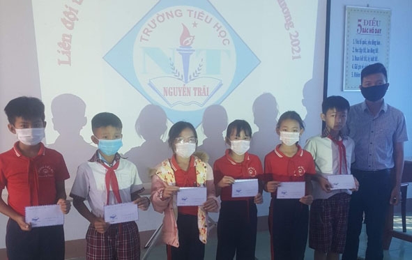 Thầy Nguyễn Văn Sơn tặng quà tết cho các em học sinh có hoàn cảnh khó khăn của Trường Tiểu học Nguyễn Trãi.