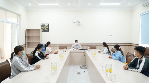 Thạc sĩ, bác sĩ Trịnh Quang Trí, Giám đốc Trung tâm Kiểm soát bệnh tật tỉnh giao nhiệm vụ cho các sinh viên được phân bổ về đơn vị.  