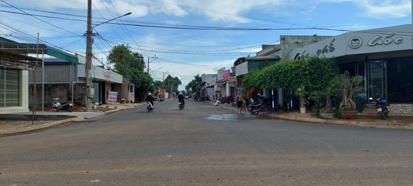 Đường Chu Văn An (thị trấn Buôn Trấp, huyện Krông Ana) mở rộng, nhiều cửa hàng, quán xá mọc lên.