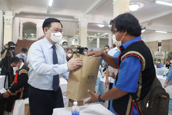 Anh Y Son Long Ding nhận phần quà hỗ trợ của Chủ tịch Quốc hội Vương Đình Huệ trao tặng.  