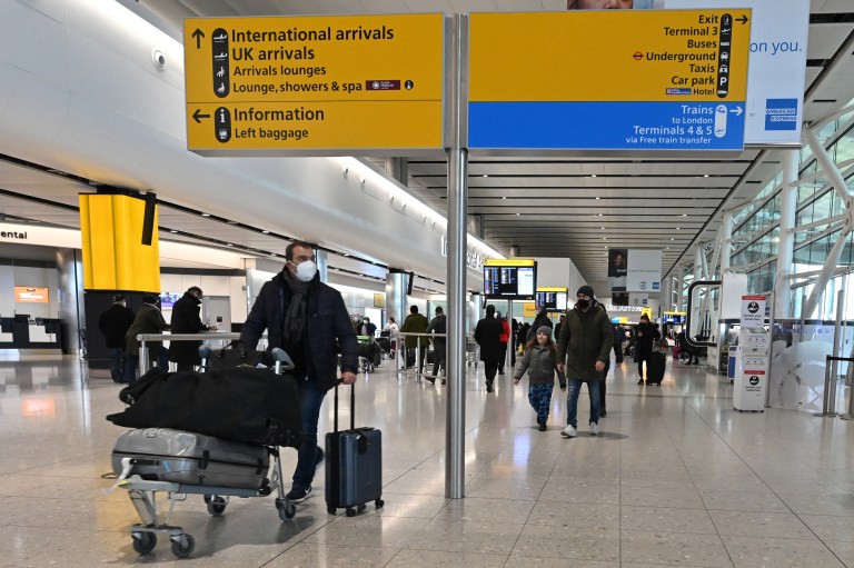 Sân bay Heathrow, phía Tây London, Anh hoạt động trở lại.  