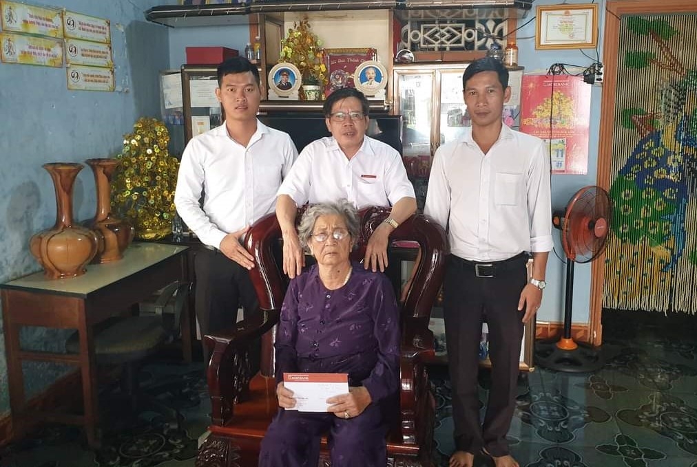 Cán bộ Agribank Đắk Lắk thăm và tặng quà Mẹ Việt Nam Anh hùng Huỳnh Thị Qua.  
