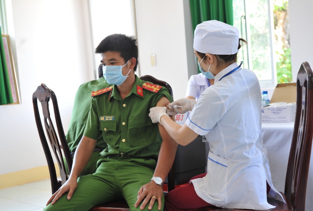 Tiêm vắc xin phòng COVID-19 cho đối tượng ưu tiên trên địa bàn tỉnh. 
