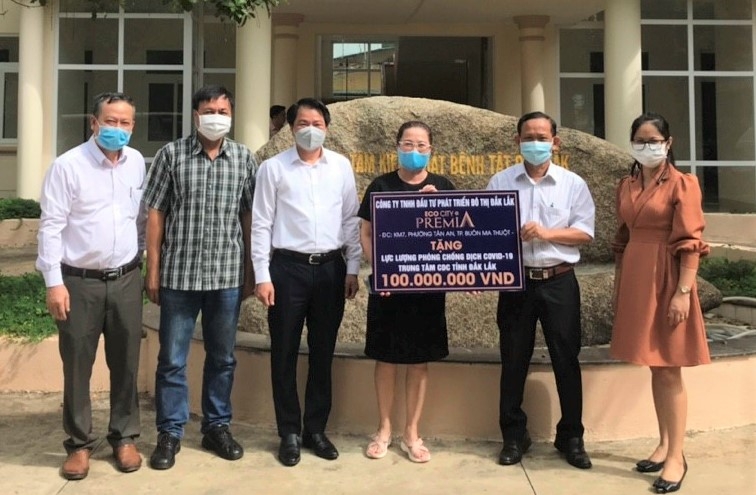 Đại diện Công ty TNHH Đầu tư Phát triển Đô thị Đắk Lắk  trao 100 triệu đồng hỗ trợ Trung tâm Kiểm soát bệnh tật tỉnh.