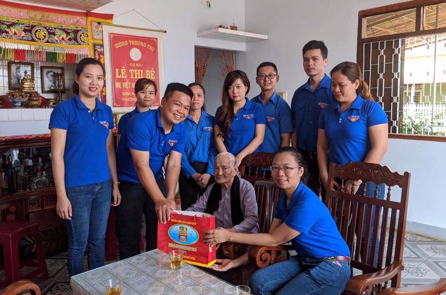 Đoàn viên thanh niên Thành Đoàn Buôn Ma Thuột thăm, tặng quà Mẹ Việt Nam Anh hùng Lê Thị Bé (thôn 1, xã Hòa Thuận).