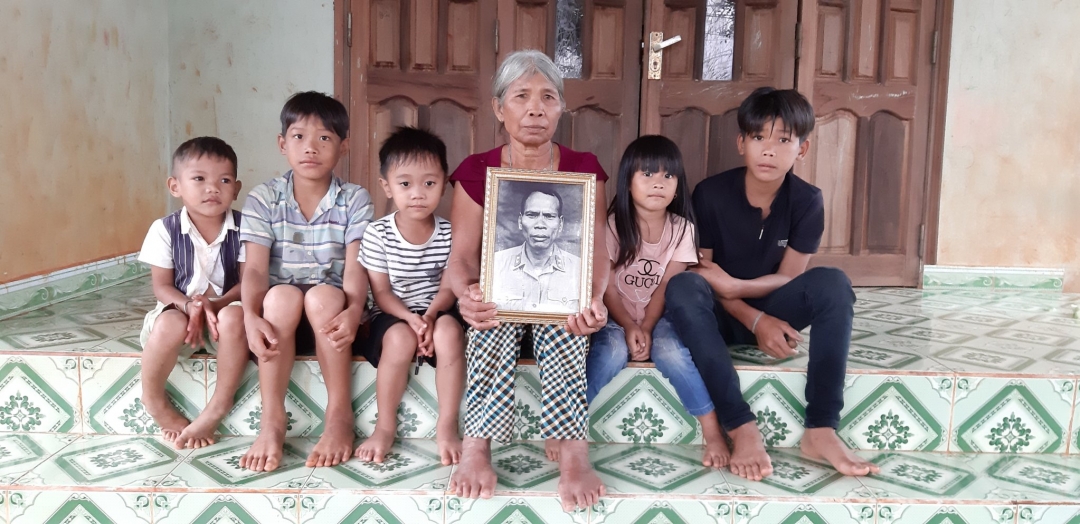 Gia đình A Sanh và di ảnh của ông.  