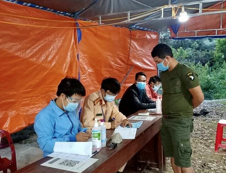 Lực lượng chức năng của huyện MDrắk đang thực hiện nhiệm vụ tại chốt kiểm soát dịch bệnh COVID-19 số 3 (xã Ea Trang).