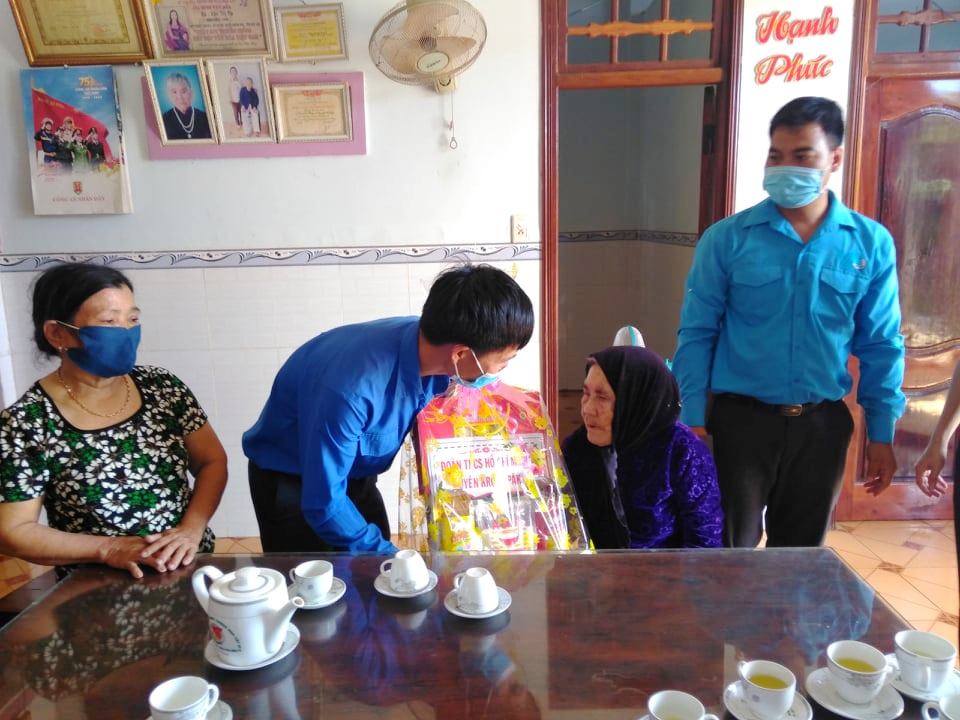 Đoàn viên thanh niên huyện Krông Pắc thăm hỏi Mẹ Việt Nam Anh Hùng