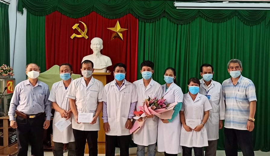 Lãnh đạo Ban Giám đốc Trung tâm Y tế huyện Lắk tặng hoa, động viên các y, bác sĩ trước khi đi làm nhiệm vụ.